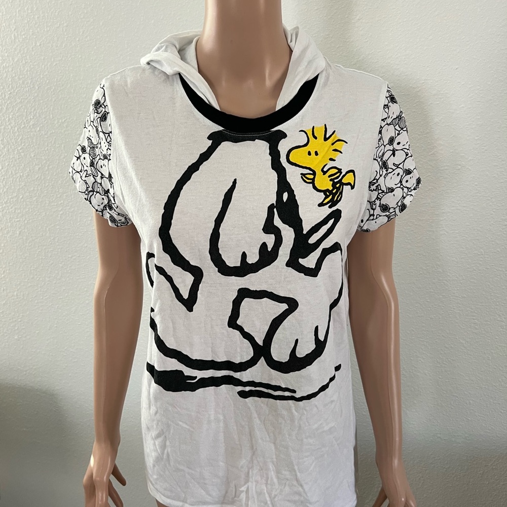 Peanuts White & Black Tee with Yellow Woodstock SZ XL  Gently Used